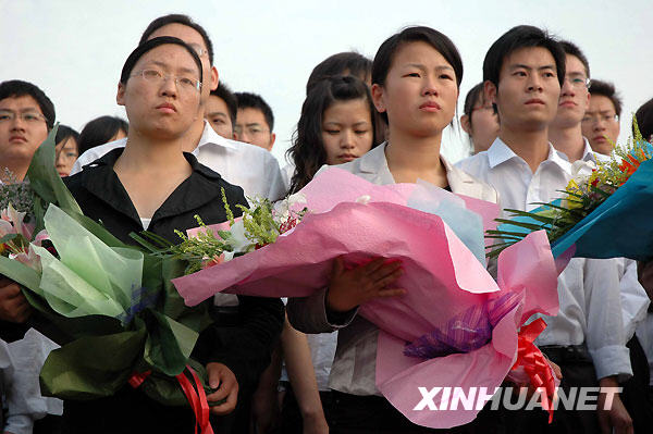 10月26日，长江大学的学生们自发来到江边，表达对昔日伙伴的哀悼。新华社记者 魏梦佳 摄
