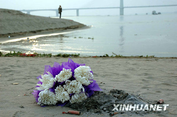 10月26日，江滩边摆放的鲜花寄托着人们对年轻英雄的怀念。
