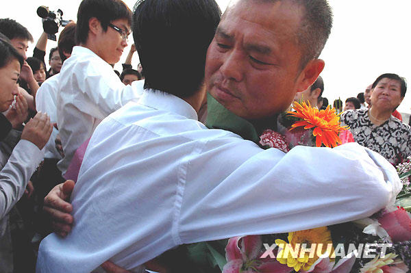 10月26日，长江大学学生与参与救助落水同学的宝塔湾冬泳队老队员拥抱以感谢他们的义举。新华社记者 魏梦佳 摄