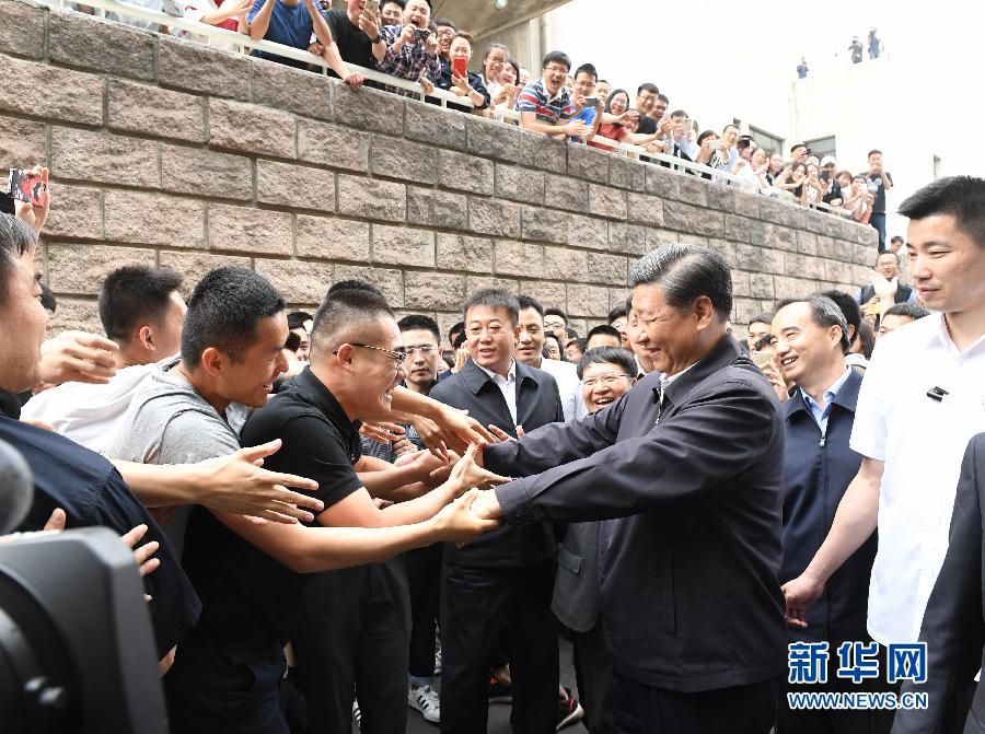 5月3日，中共中央总书记、国家主席、中央军委主席习近平来到中国政法大学考察。这是习近平同校园道路两旁的师生热情握手。新华社记者 李学仁 摄