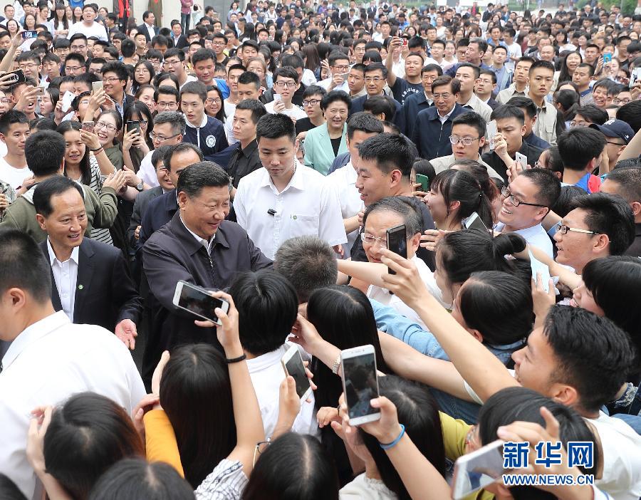 5月3日，中共中央总书记、国家主席、中央军委主席习近平来到中国政法大学考察。这是习近平同校园道路两旁的师生热情握手。新华社记者 王晔 摄