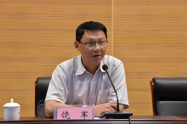 党委宣传部部长饶军主持宣讲会.